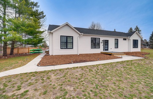 Bellaire Cottage | Bellaire Escape: Ski Schuss Mtn, Walk to Shorts!