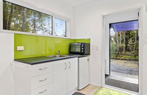 Waitahanui House | Bellbird Cottage - Lake Taupo Bach