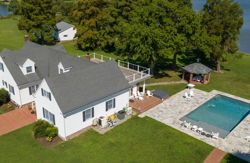 Secretary House | "Belle Aire Landing" a Large Beautiful Waterfront Estate! Under New Management!