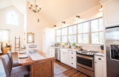 Smithville Cabin | BELLE ÂME CABIN w/queen bed