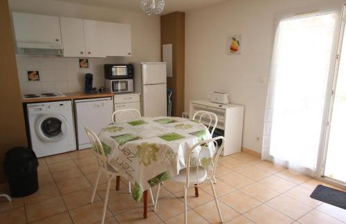 Portiragnes-Plage Apartment | Belle villa climatisée avec 2 chambres, terrasse en angle, parking privatif dans résidence sécurisée piscine commune 800 m de la mer LRCS151