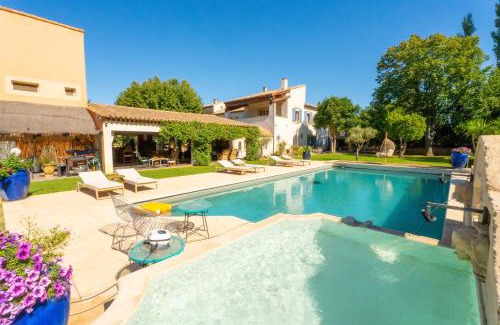 Grans House | Belle villa provençale et dépendances dans un domaine de 2 Ha piscine, sauna, balnéo