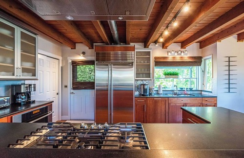Eastgate House | Bellevue Cougar Mountain Lakeview Retreat