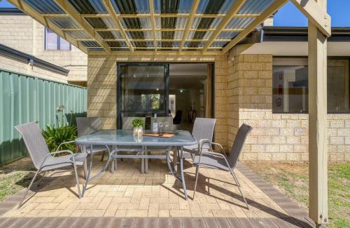 Belmont House | Belmont Comfort - Central and Light-filled Stay