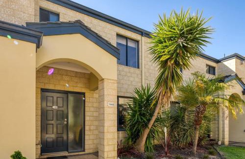 Belmont House | Belmont Comfort - Central and Light-filled Stay
