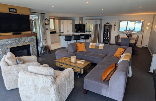 Fernhill House | BELVEDERE-(meaning in Italian PANORAMIC VIEWS) 3 BEDROOM HOUSE IN QUEENSTOWN