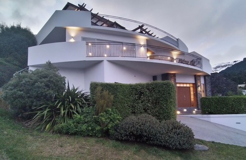 Fernhill House | BELVEDERE-(meaning in Italian PANORAMIC VIEWS) 3 BEDROOM HOUSE IN QUEENSTOWN