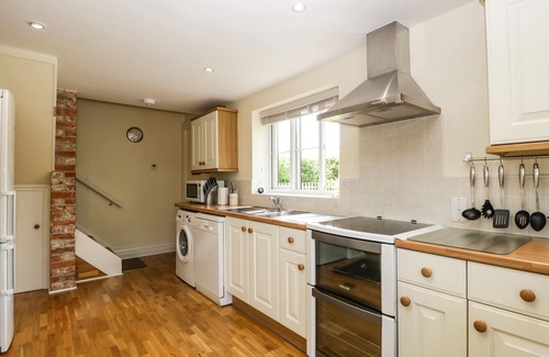 Sturminster Newton Cottage | BELVIEW COTTAGE, family friendly, with a garden in Sturminster Newton