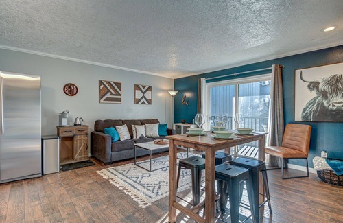 Bend Condo | "Bend Bungalow" Elegant Second-Floor Condo Near Downtown Bend