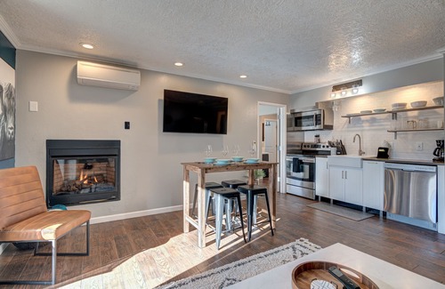 Bend Condo | "Bend Bungalow" Elegant Second-Floor Condo Near Downtown Bend