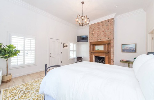 Uvalde House | Benson Guest House 2