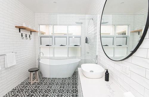 Orange House | Benview Cottage - CBD, Sleeps 8, Pizza Oven