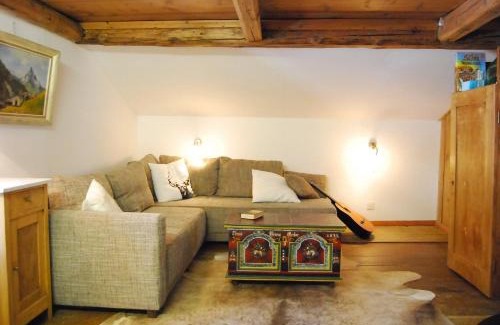 Schwanden House | Bergbauernhaus an Wasserfall und Waldrand