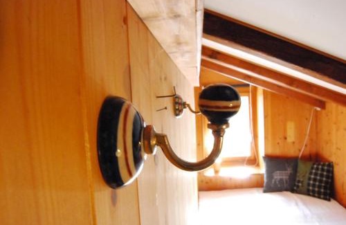 Schwanden House | Bergbauernhaus an Wasserfall und Waldrand