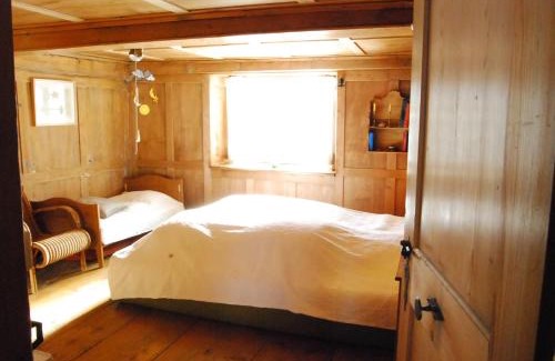 Schwanden House | Bergbauernhaus an Wasserfall und Waldrand