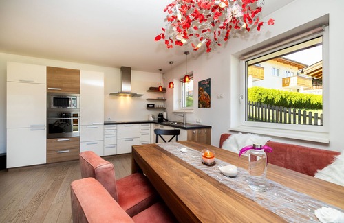 Flachau Apartment | "Berghaus" ski in /ski out - vacation apartment over 2 floors - living space 115 m²