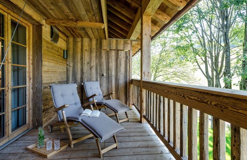 Frasdorf Apartment | Bergwiesen-chalet-suite 80qm, 2 Schlafzimmer, Wohnraum mit Küche, Kamin und Bad mit Sauna, Balkon mit Whirlpool