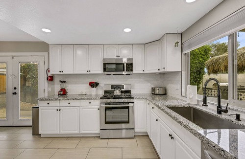 Bermuda Dunes House | Bermuda Bliss: Pool, Spa, Misters, Ping Pong, BBQ!