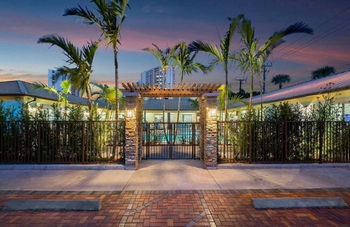 Singer Island Apartment | Bermuda Bungalows #6 🌴🏄‍♀️Quick Walk to Public Beach 🏊🩴Pool/Spa On-Site 🏖️🌅Downtown Singer Island 🌊😎Walk to Restuarants, Bars, Shops 🐬🌞Free On-Site Parking!