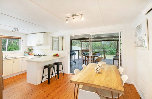 Huskisson House | Berry St: Charming Huskisson Central Cottage With Bush Outlook