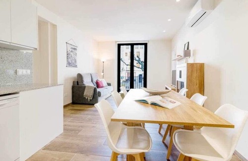 Besalu Apartment | Besalu 1-1 Brand new apt with AC & views on square