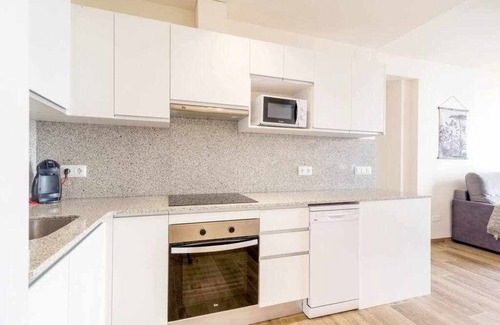 Besalu Apartment | Besalu 1-1 Brand new apt with AC & views on square
