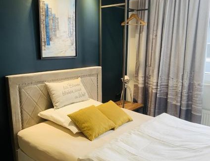 Mettmann Apartment | BESOTEL Mettmann-schicke FeWo oder Apartments nähe Golfplatz Gruiten und Neandertal mit Glasfaser WLAN und Parkplatz-viele Schlafzimmer mit Bad en suite