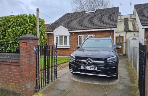 Salford House | Bespoke Bungalow Salford Quays - Garden, WiFi and Parking