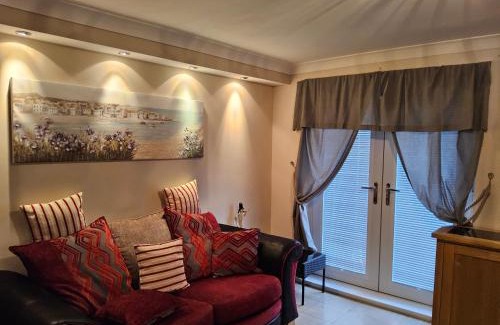 Salford House | Bespoke Bungalow Salford Quays - Garden, WiFi and Parking
