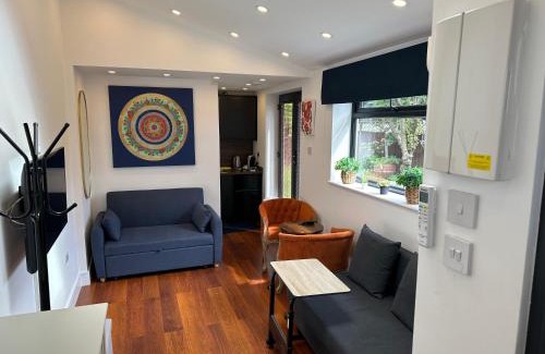 Hendon House | Bespoke Gallery guesthouse