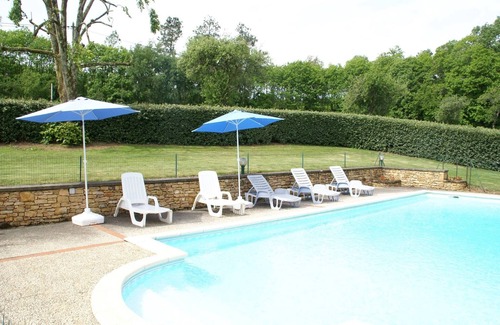 Saint-Pompont House | Besse Poolside Retreat