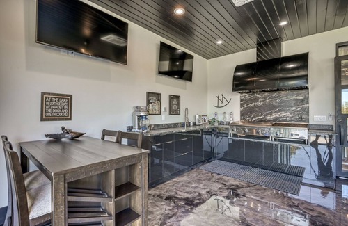 Kingsland House | BEST ARM OF THE LAKE! 6 BR/5 1/2 BA, SLEEPS 14, POOL/SPA, COVERED DOCK W LIFT