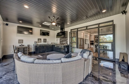 Kingsland House | BEST ARM OF THE LAKE! 6 BR/5 1/2 BA, SLEEPS 14, POOL/SPA, COVERED DOCK W LIFT