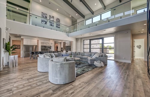 Kingsland House | BEST ARM OF THE LAKE! 6 BR/5 1/2 BA, SLEEPS 14, POOL/SPA, COVERED DOCK W LIFT