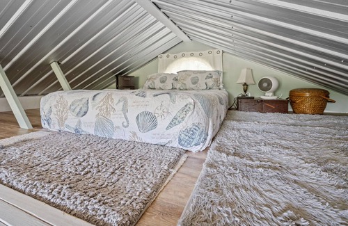 Fairhope Cottage | Best Cottage In Fairhope! 65" TV + Free Roku Apps, Loft Bed, Close To Everything
