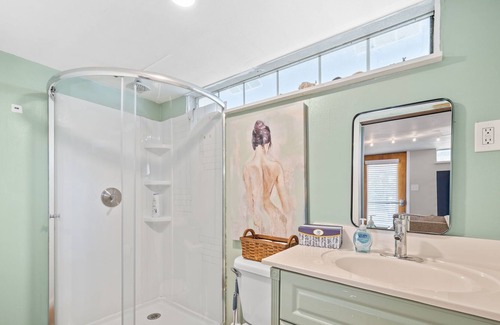 Fairhope Cottage | Best Cottage In Fairhope! 65" TV + Free Roku Apps, Loft Bed, Close To Everything