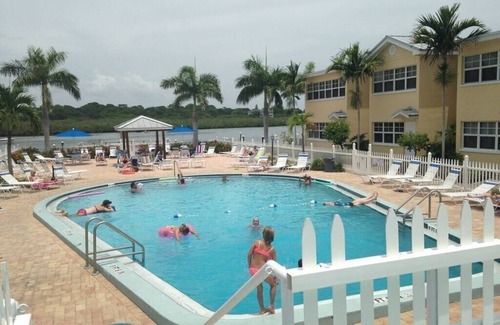 Indian Shores Cottage | Best deal on the beach/sleeps 6/All New/Gulf views!/55 inch TV