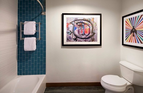 Venice Hotel | Best for Unwinding! Heated Pool with Jacuzzi, Quick Drive to Palisades Park!