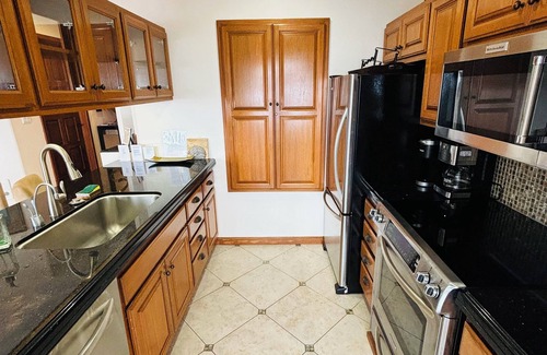 Avalon Villa | Best Hamilton Cove Views, remodeled Villa w. Golf Cart