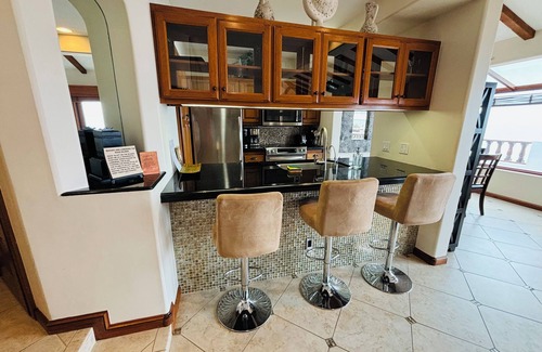 Avalon Villa | Best Hamilton Cove Views, remodeled Villa w. Golf Cart