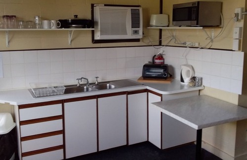Middlemount Apartment | Best in Middlemount! Spacious 2 Bed Studio Apartment w Restaurant.