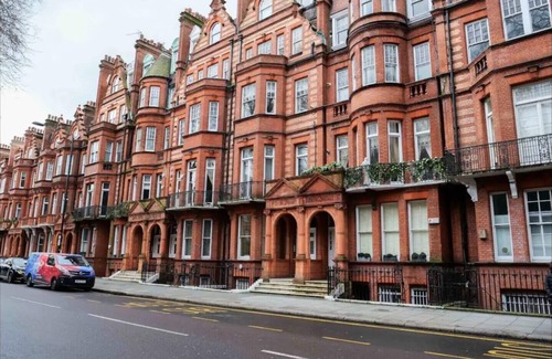 Belgravia Apartment | BEST location, chic private suite in large flat