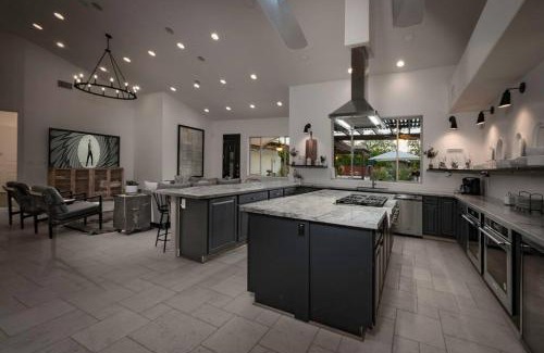 North Mountain House | Best Location in Phoenix! 5500ft 6BD-6BA Pool-Spa-Game Room