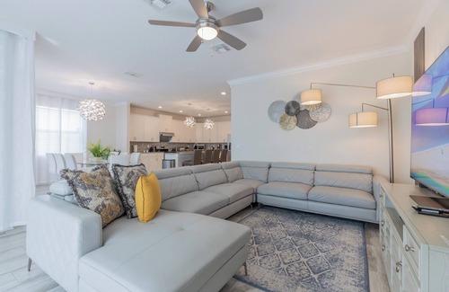 Kissimmee House | Best Location in Storey Lake - Ultimate Lake View Villa - 15 Mins to Disney!