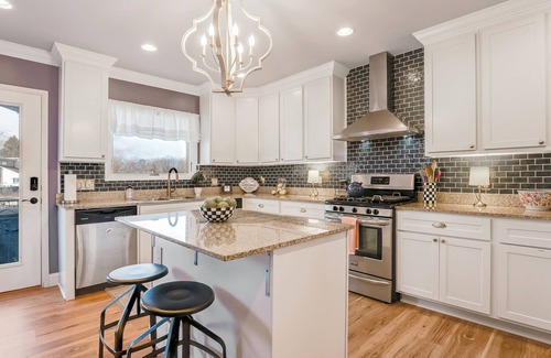 Osage Beach House | BEST LOCATION+Water Toys+SLEEPS 24+2 Kitchens+3 Fridges+6 BEDROOM+5 BATH+Pets ok