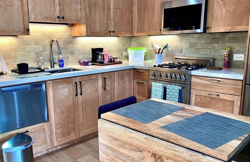 Rockridge House | BEST neighborhood in Rockridge! Walk to everything