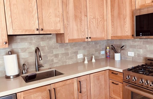 Rockridge House | BEST neighborhood in Rockridge! Walk to everything