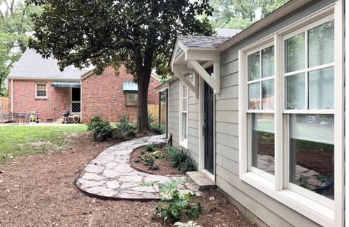 Historic Oakwood Apartment | Best Tiny House In Town!