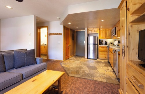 Olympic Valley Hotel | Best Value | 1 Bedroom Suite | Full Kitchen | Outdoor Spa Tub | Free Parking