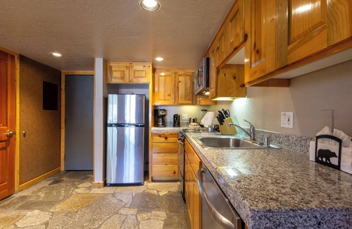 Olympic Valley Hotel | Best Value | 1 Bedroom Suite | Full Kitchen | Outdoor Spa Tub | Free Parking